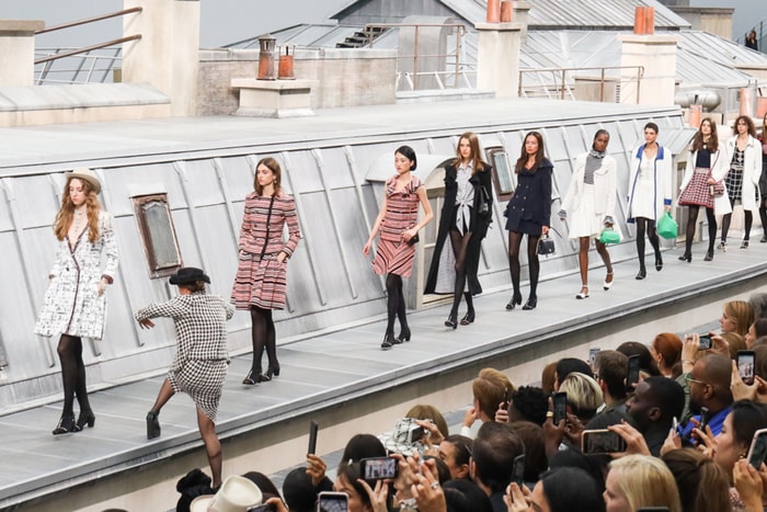 #PFW:硬闖 Chanel 天橋的不速之客,到底是誰?原來早已有前科!