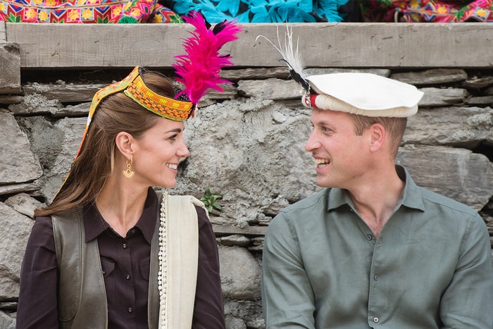 Kate Middleton 巴基斯坦傳統帽子造型，眼尖粉絲發現：「戴安娜王妃也戴過！」