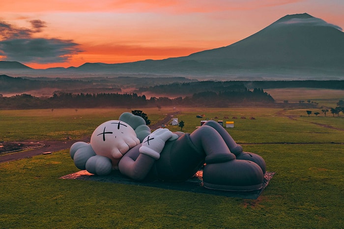 KAWS 的甚麼作品惹中國網民生氣,引起「焚燒 KAWS」的熱潮呢?