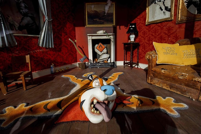 一間進不去的店!Banksy 突然創立家居品牌「噁心傢飾店」,究竟背後有什麼意義?