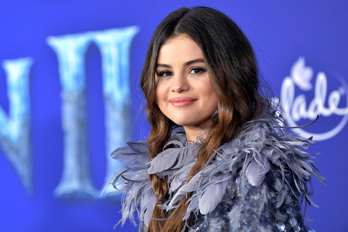 《Frozen 2》首映會紅毯上 Selena Gomez 和妹妹以雙胞胎造型現身引起討論!