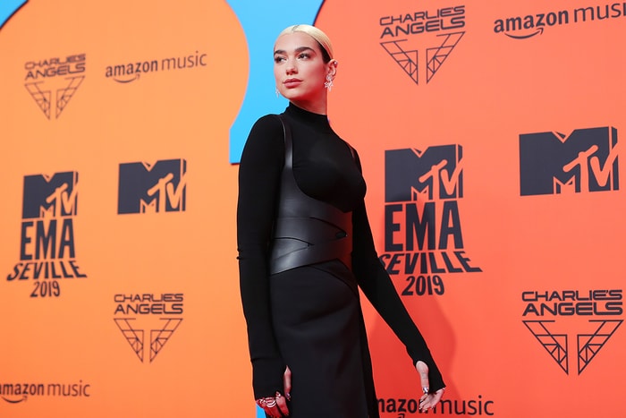 秋冬需要穿著靈感,偷偷參考 Dua Lipa 這幾個帥氣又性格的搭配單品吧!