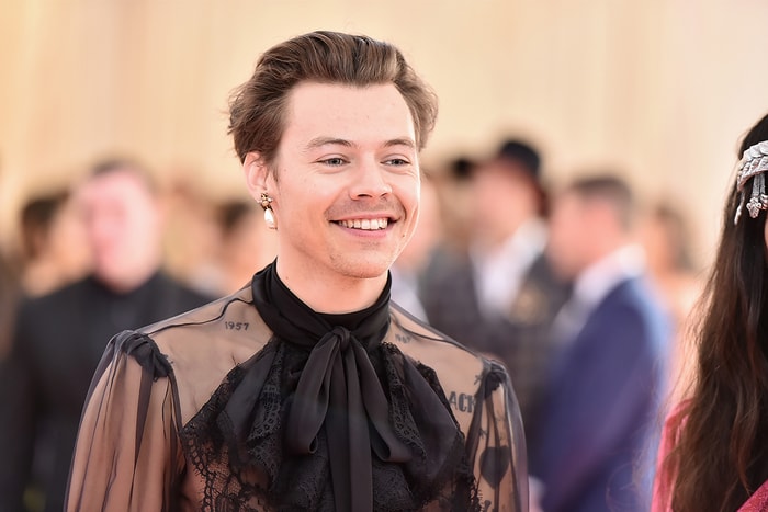 Harry Styles 為主持節目 SNL 拍攝宣傳照,粉色芭蕾舞短裙瞬間引起網民討論!