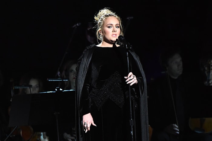 瘦身有成的 Adele 罕以短裙造型到海邊戲水,網民都在議論這張相片!