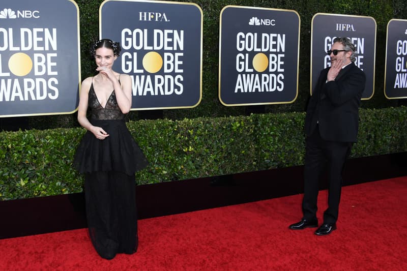 Joaquin Phoenix rooney mara golden globe red carpet 2020 behind the scene adorable moment