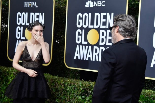 Joaquin Phoenix rooney mara golden globe red carpet 2020 behind the scene adorable moment