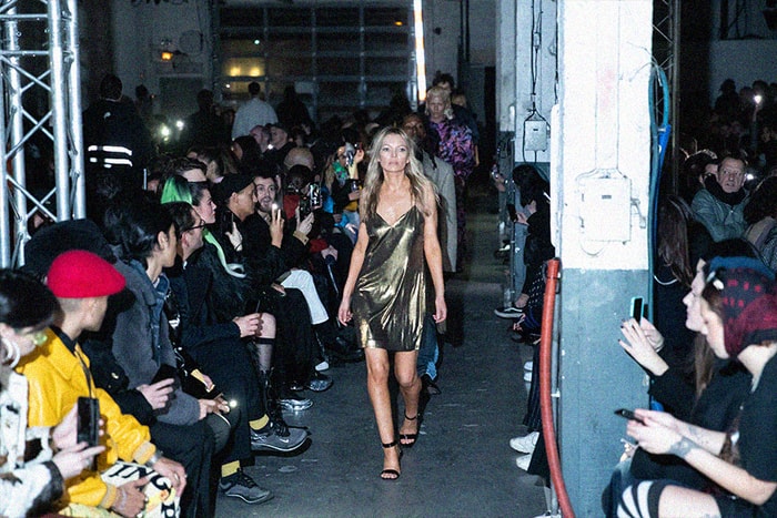許久未走秀的傳奇超模 Kate Moss,竟然出現在 Vetements 大秀伸展台上?