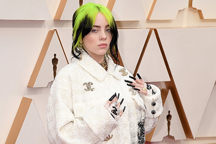 沒有華麗長裙卻再次引起注目:Billie Eilish 穿上白色 Chanel 性格套裝現身奧斯卡!