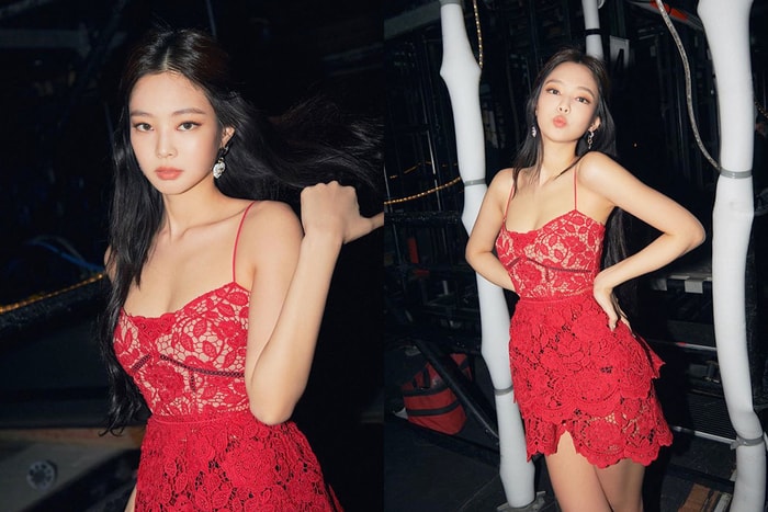 火辣性感又嬌俏！BLACKPINK Jennie 在演唱會上穿的這條紅色蕾絲吊帶裙引起粉絲討論！