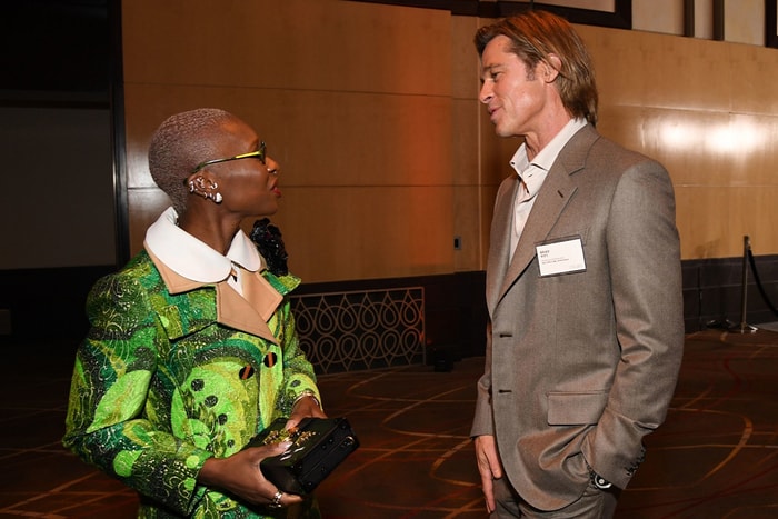 最謙虛的影帝!Brad Pitt 在奧斯卡提名午宴上戴上名牌,以防你不知道他的名字