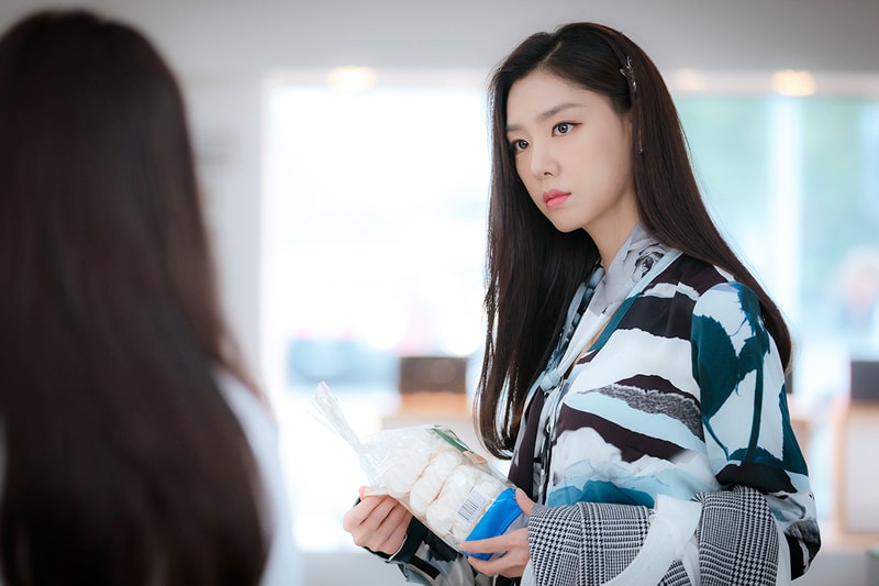 Crash Landing On You Seo Ji Hye Hyun Bin Son Ye Jin Korean Drama Netflix tvN Drama Red Velvet Irene Looking alike k pop korean idols celebrities singers girl bands actresses