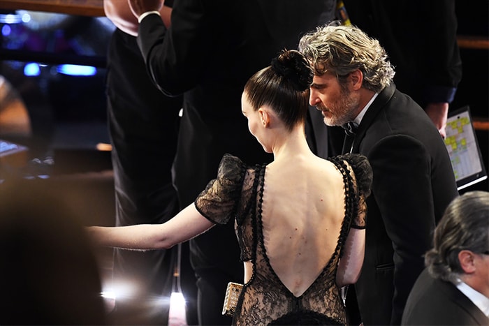 沒有華麗的慶功,Joaquin Phoenix 與未婚妻被捕捉到的這一刻令人融化!