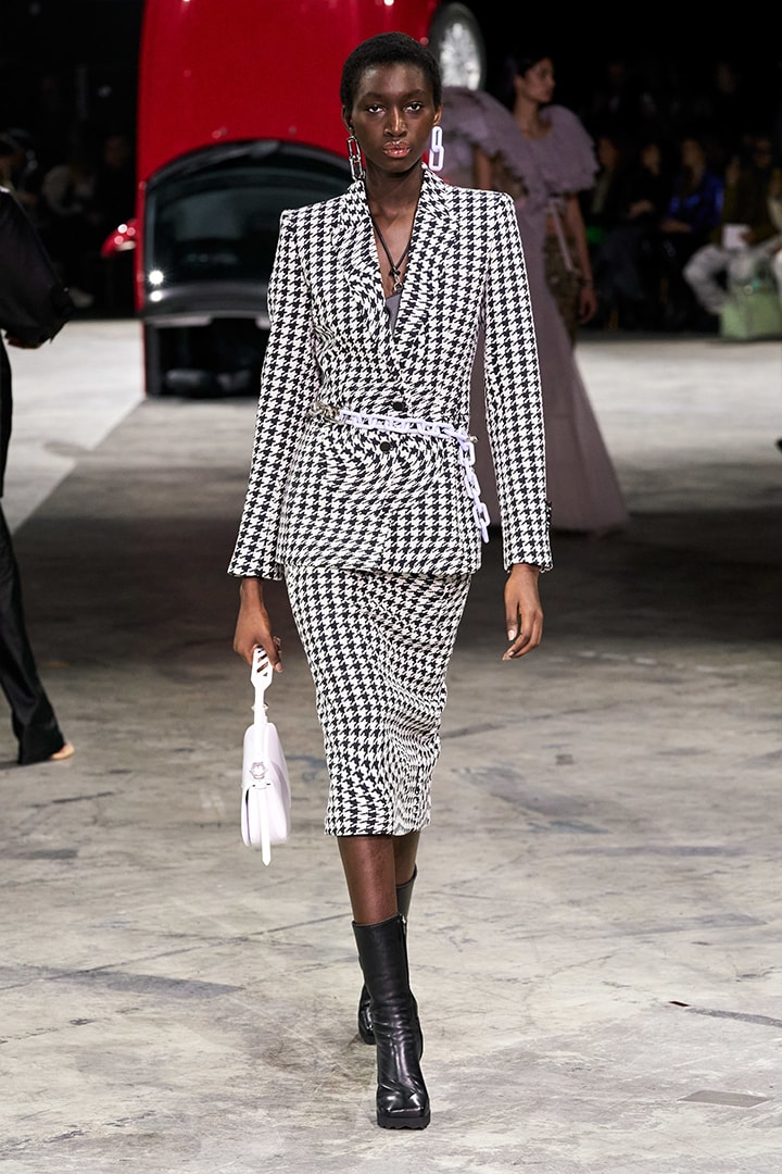 pfw off white 2020 fall Virgil Abloh Gigi hadid Bella Hadid Yolanda Hadid