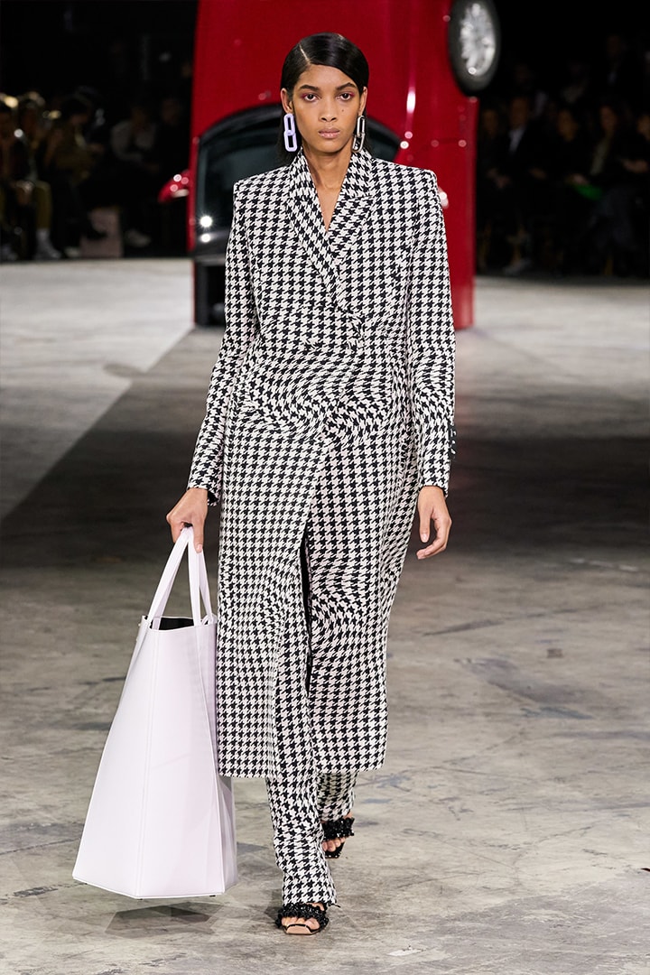 pfw off white 2020 fall Virgil Abloh Gigi hadid Bella Hadid Yolanda Hadid