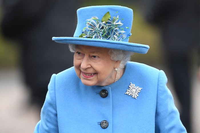 英女王戴上這枚胸針,暗示了她對哈里、梅根遷出王室的想法!