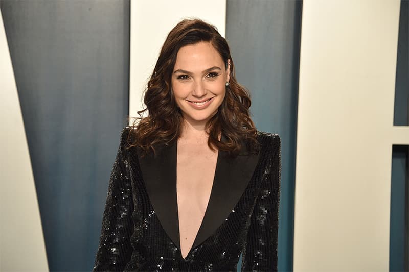 Gal Gadot sing Imagine with hollywood stars Natalie Portman, Sia,Mark Ruffalo, Kaia Gerber, Care Delevingne