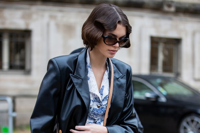 Kaia 用的這款 Saint Laurent 手袋,低調復古的外型令女生難以抵抗!