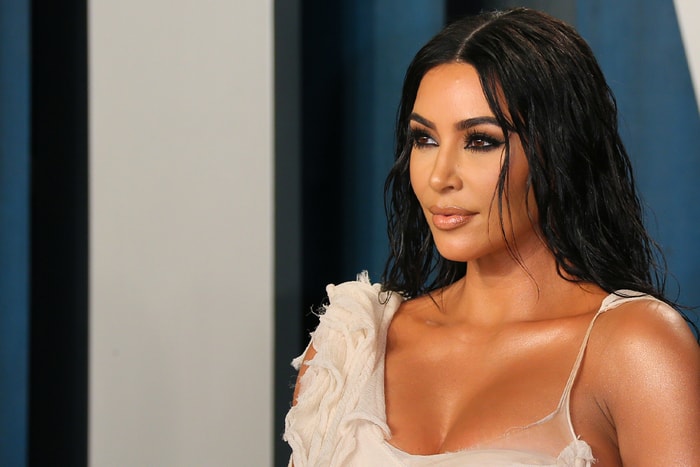 想要妝容持久，又想戴口罩都不脫妝的話，Kim Kardashian 的化妝師說要這樣做！
