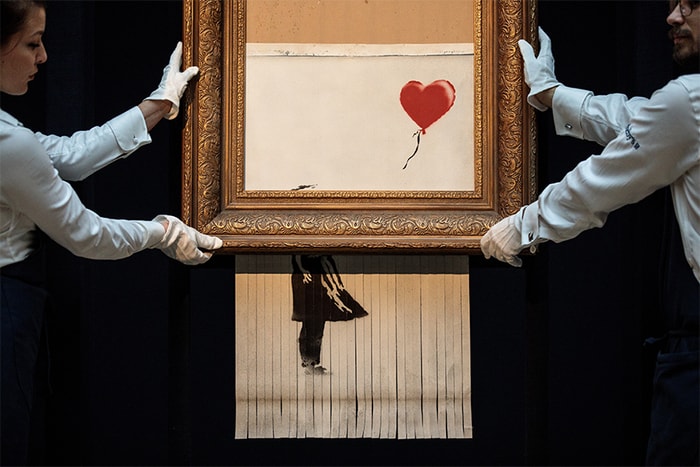 街頭藝術家 Banksy 在家工作期間,創作出讓妻子非常生氣的作品!