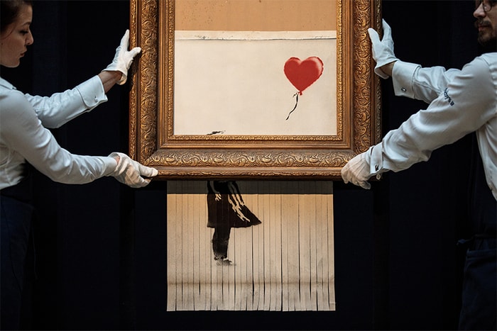 街頭藝術家 Banksy 在家工作期間，創作出讓妻子非常生氣的作品！