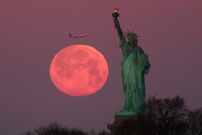 夢幻粉紅月亮現身夜空:2020 年最壯闊的超級月亮在本週出現!