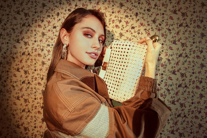 完全遺傳了爸爸的美!Jude Law 女兒 Iris Law 的冷艷美迷倒時尚圈了