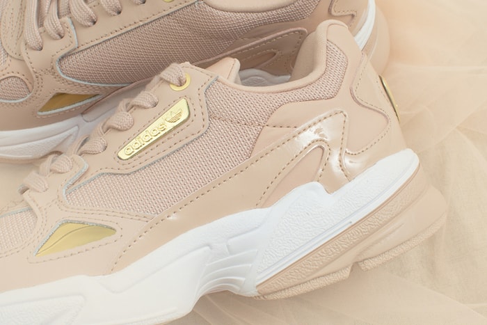 奶茶色球鞋再添一雙:adidas 為人氣鞋款 Falcon 推出極美裸金配色!