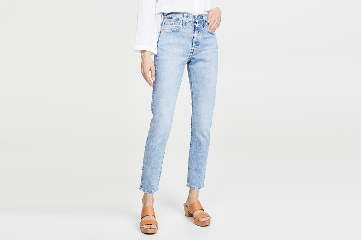 light wash jeans outfits 2020ss