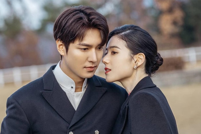 最有品味的女總理!《The King:永遠的君主》鄭恩彩穿的名牌戰鞋,來自這個品牌!