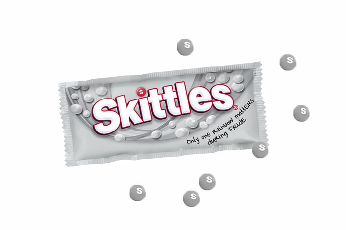 忘了上色？Skittles 人氣彩虹糖，推出簡約「無色」包裝！