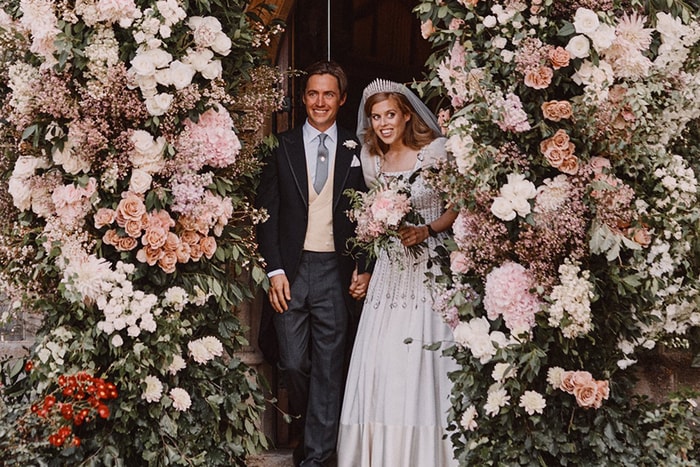 穿上 58 年前英女王復古禮服!為何英國碧翠絲公主婚禮獲得讚賞?