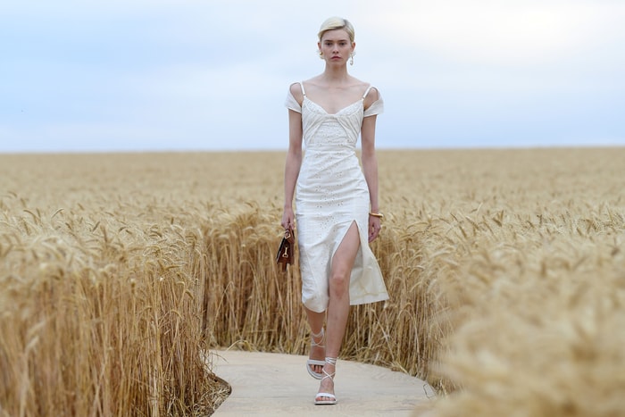 漫步 600 公尺的麥穗之間:Jacquemus 2021 春夏系列,又一次讓人沈浸在南法浪漫裡