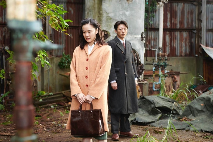 《間諜之妻》搬上銀幕:與高橋一生再續前緣,蒼井優的復古造型美得屏息!