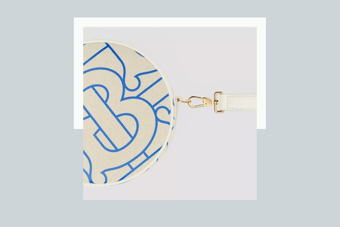 Burberry 的圓形手袋,靈感來自英國公主?藍白款式更令人一見鍾情!