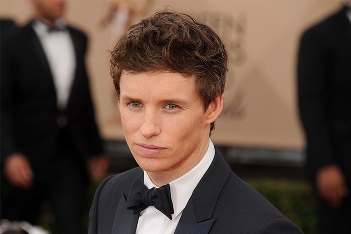 男神首次負評:Eddie Redmayne 因著為她護航,而被罵是「牆頭草」!