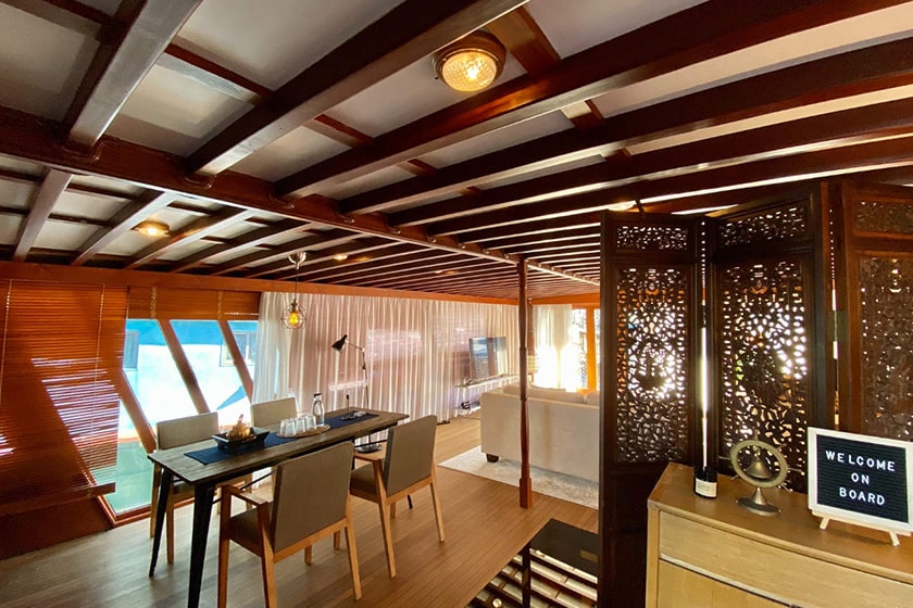 hong kong staycation British-styled Luxury Vintage Houseboat Experience in Aberdeen klook