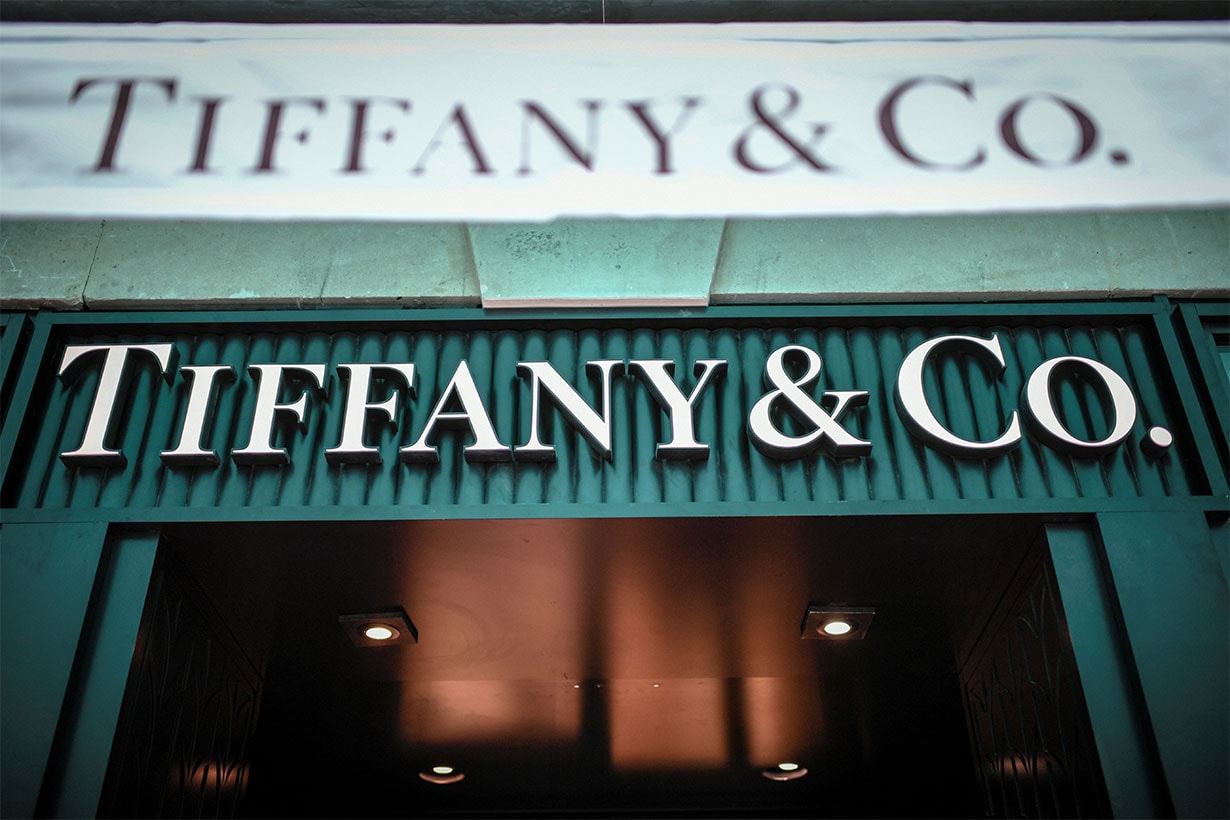 A picture taken on October 29, 2019 shows the US luxury shop Tiffany&Co.'s logo outside a Tiffany&Co. Shop in Paris. - French luxury giant LVMH said on October 28, 2019 it was exploring a takeover of US jewellers Tiffany, most famous for its fine diamonds and luxury wedding and engagement rings. (Photo by STEPHANE DE SAKUTIN / AFP)