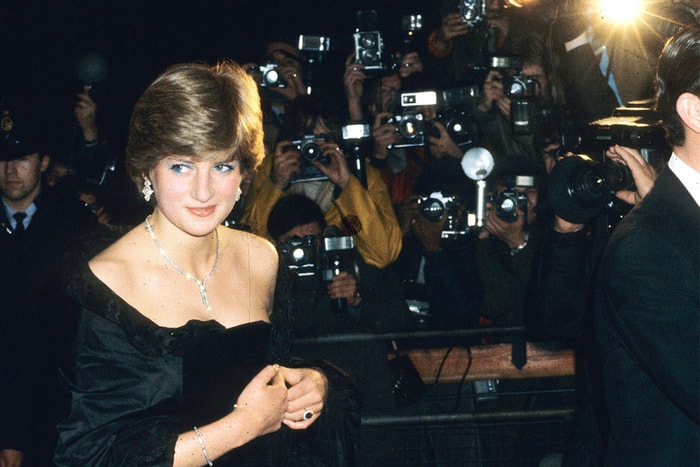 尺度超出王室界限?戴妃穿著黑色低胸禮裙赴宴,曾惹外界爭議!