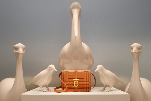 burberry taipei 101 pocket bag pink limited edition orange woven bag