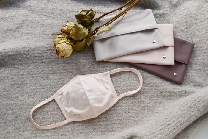 三種顏色都太美:CELFORD 這款緞面口罩,是日系溫柔穿搭的必備!