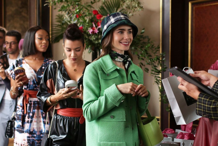 《Emily in Paris》的 6 個幕後趣事!這一幕是致敬 Audrey Hepburn?