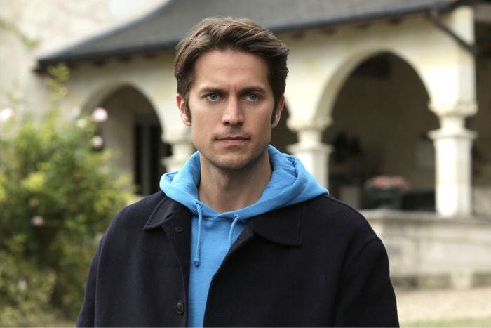 《Emily in Paris》帥氣廚師 Lucas Bravo 跟同劇演員傳緋聞!女主角是可愛的她!