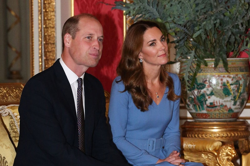 Britain's Prince William, Duke of Cambridge (L) and his wife Britain's Catherine, Duchess of Cambridge talk with Ukraine's President Volodymyr Zelenskyand his wife Olena, during an audience at Buckingham Palace in central London on October 7, 2020. (Photo by Jonathan Brady / POOL / AFP)