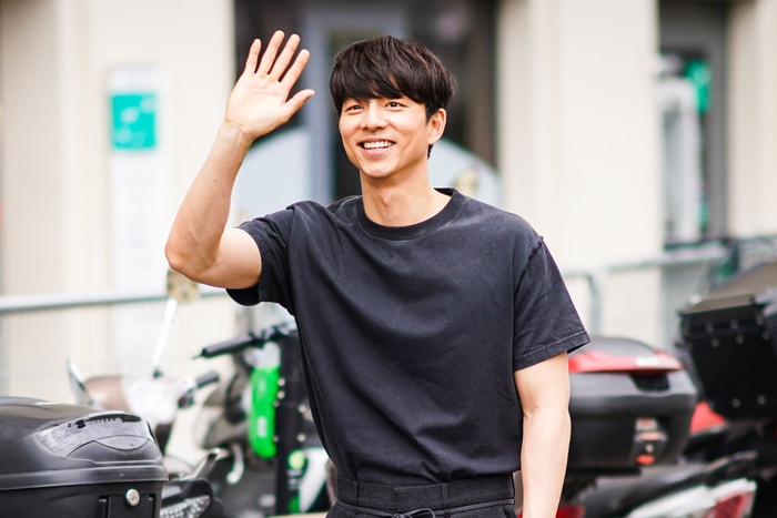 好久不見的孔劉換了新髮型,穿西裝梳油頭魅力依舊難擋!