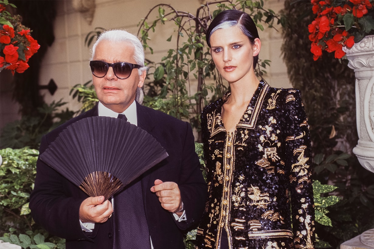 Karl Lagerfeld et Stella Tenant lors du défilé Chanel, Haute-Couture, collection Automne-Hiver 1996-97 à Paris en juillet 1996, France.