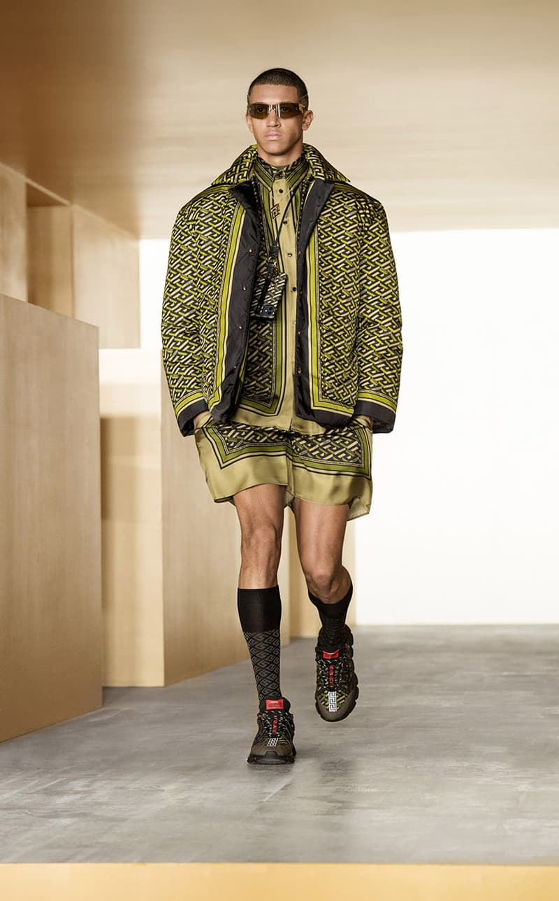 Versace 2021fw Fashion Show Runway La Greca New Monogram
