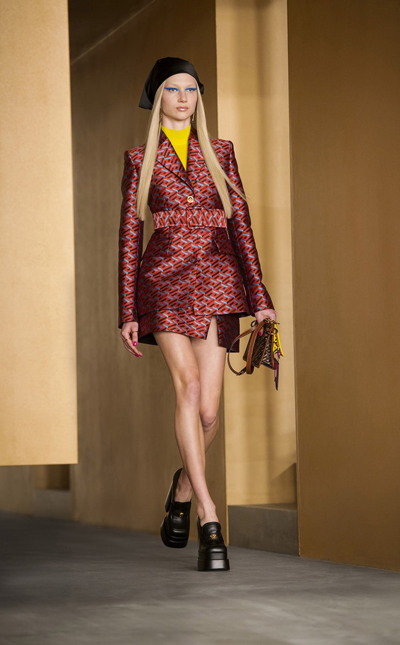 Versace 2021fw Fashion Show Runway La Greca New Monogram