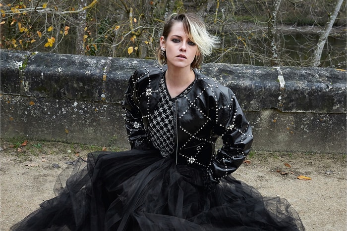Kristen Stewart 穿上 Chanel 2021 Métiers d’art 系列,演繹不羈的貴氣