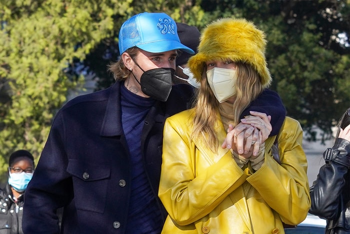 Justin Bieber 跟太太 Hailey 大曬跟法國總統夫婦合照，網民：你們也穿得太失禮了吧！