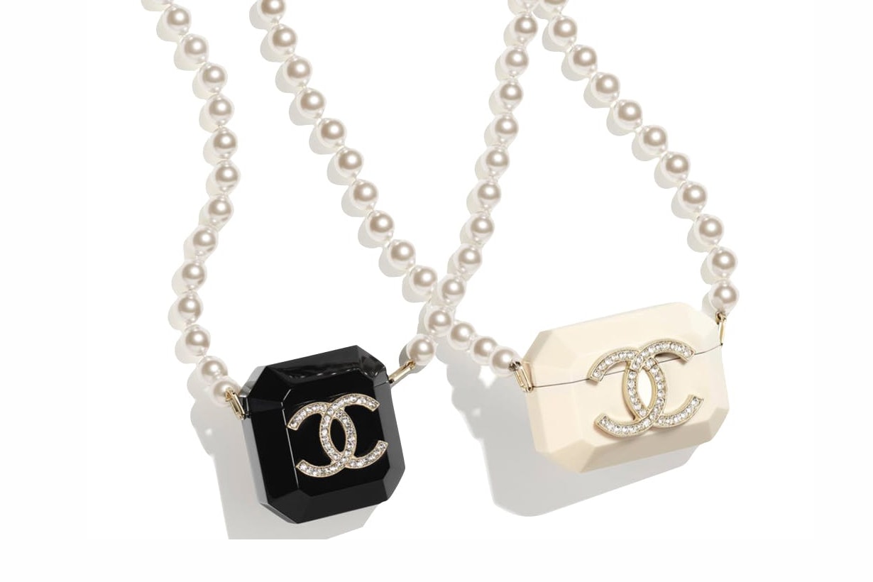 chanel fanciest pearl necklace airpods cases 2020/21 Métiers d’art